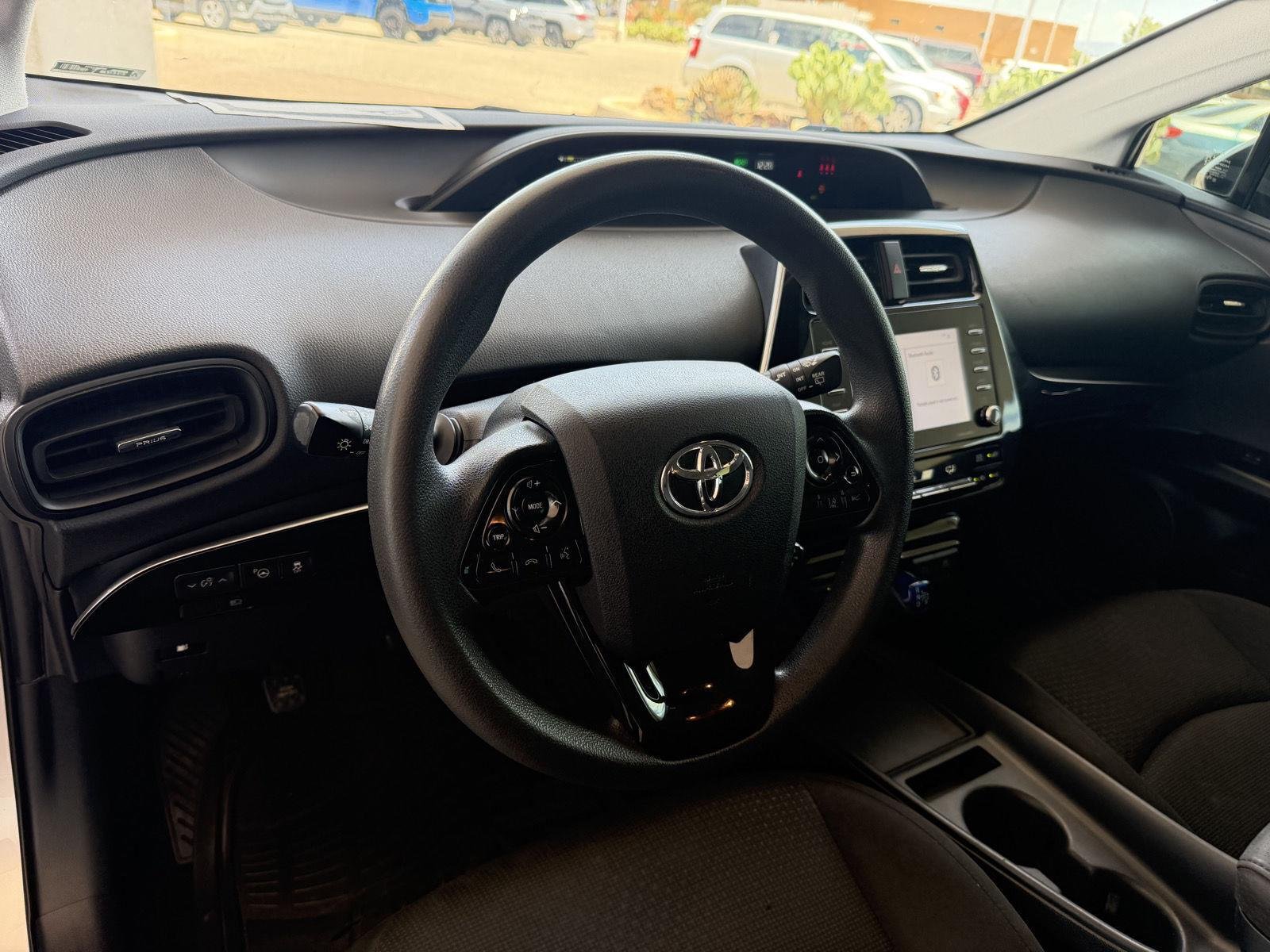 Used 2022 Classic Silver Metallic Toyota LE image 27