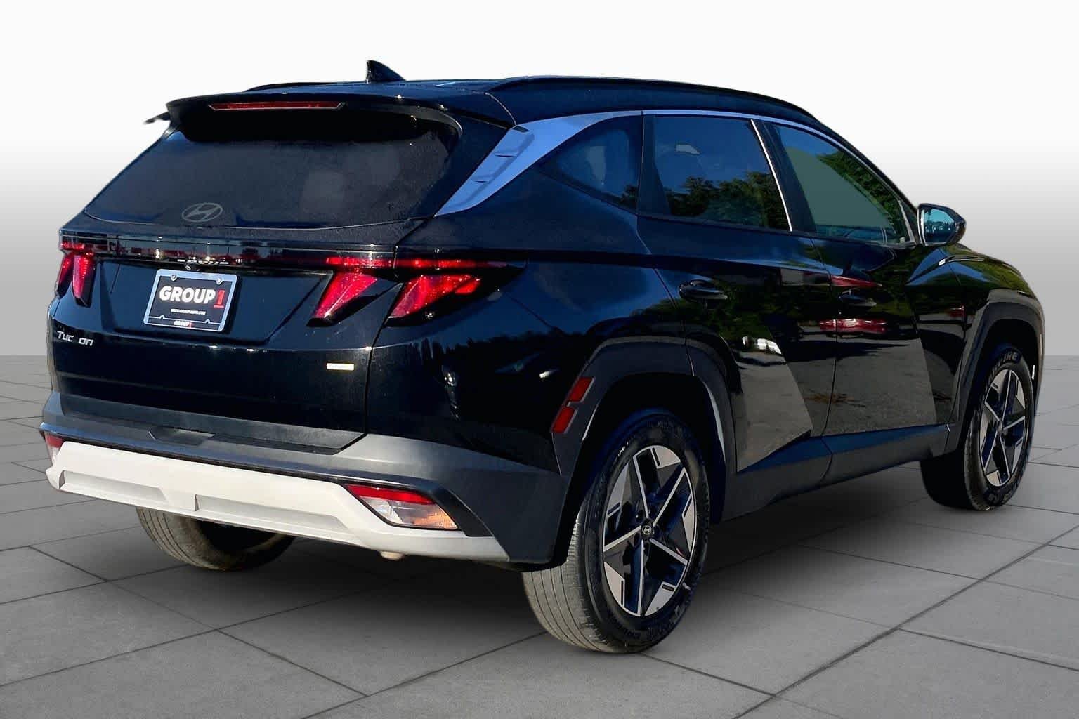 Used 2025 Phantom Black Hyundai SEL image 11