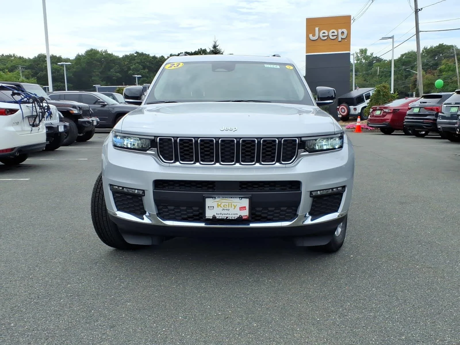 Used 2023 Silver Zynith Jeep Limited image 3