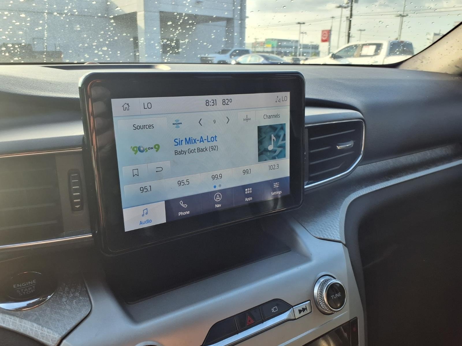 2022 Ford Explorer photo 26 of 27