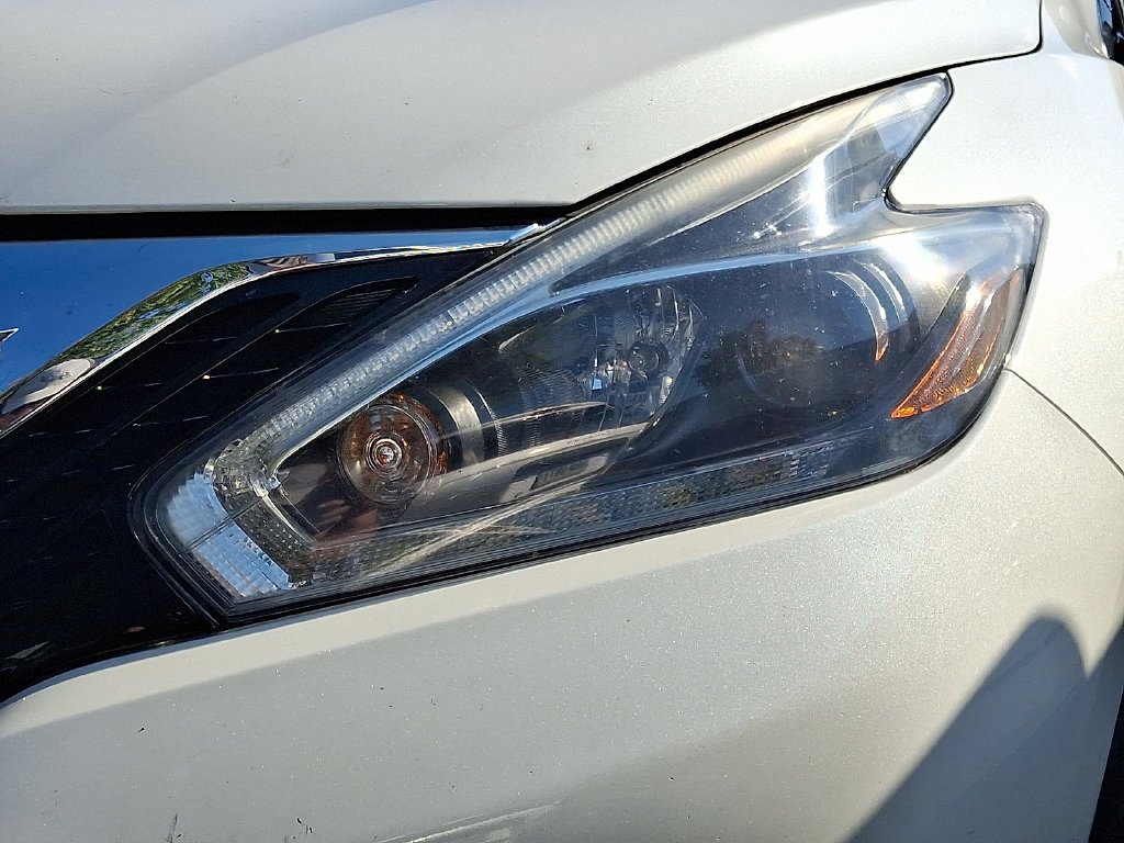 Used 2018 White Nissan SL image 8