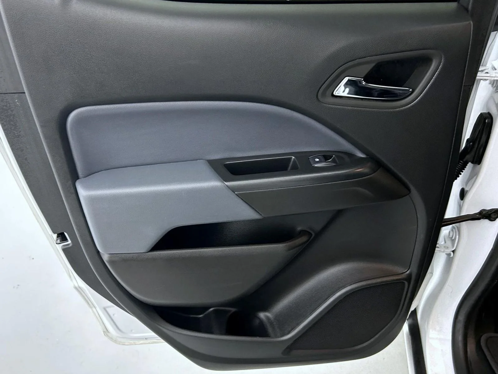 Used 2022 White Chevrolet Z71 image 20