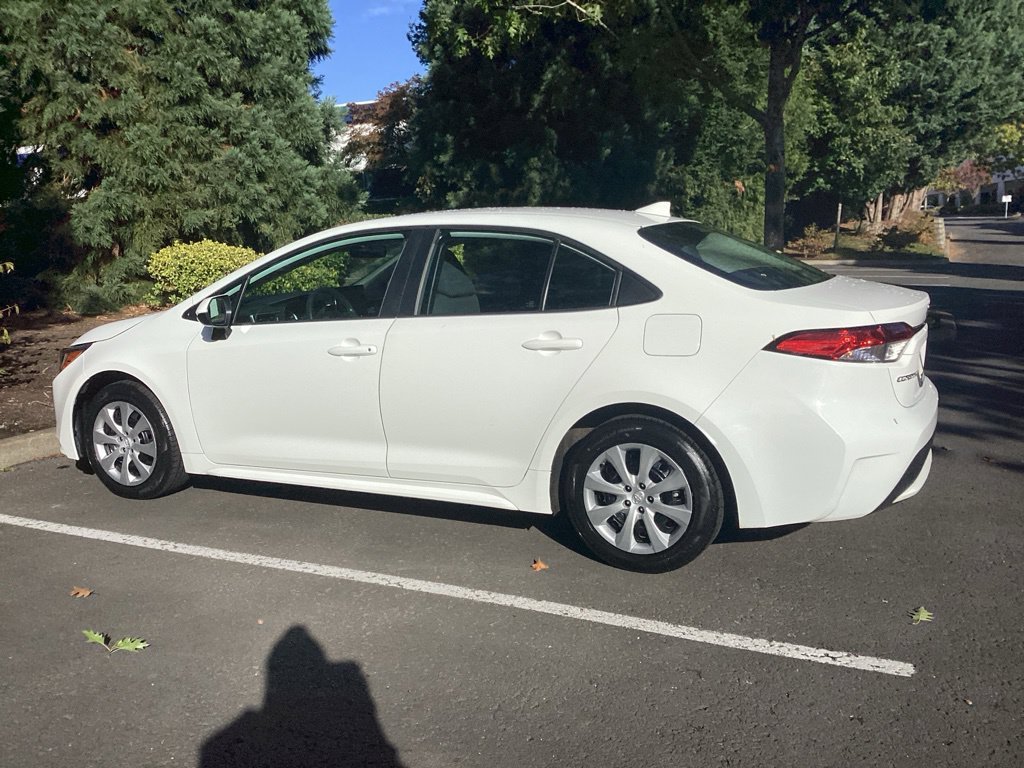 Used 2020 White Toyota LE image 8