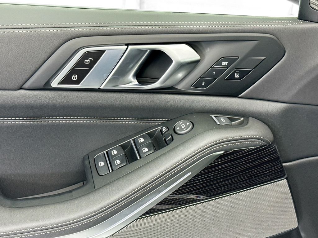 Used 2026 Black Sapphire Metallic BMW xDrive40i image 22