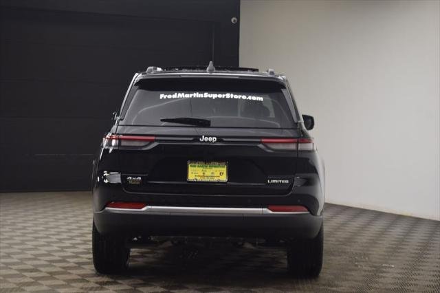 New 2026 Diamond Black Crystal Pearl-Coat Exterior Paint Jeep Limited image 12
