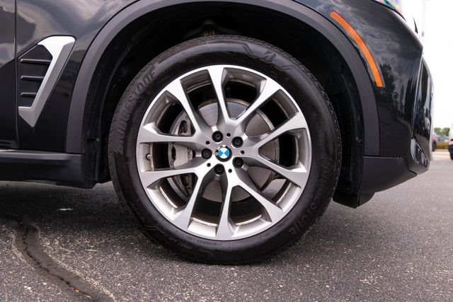 Certified Used 2025 Black Sapphire Metallic BMW xDrive40i image 12