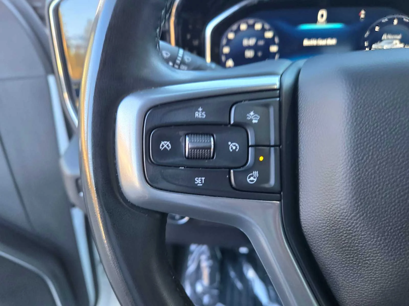 Used 2025 Summit White Chevrolet LT image 27