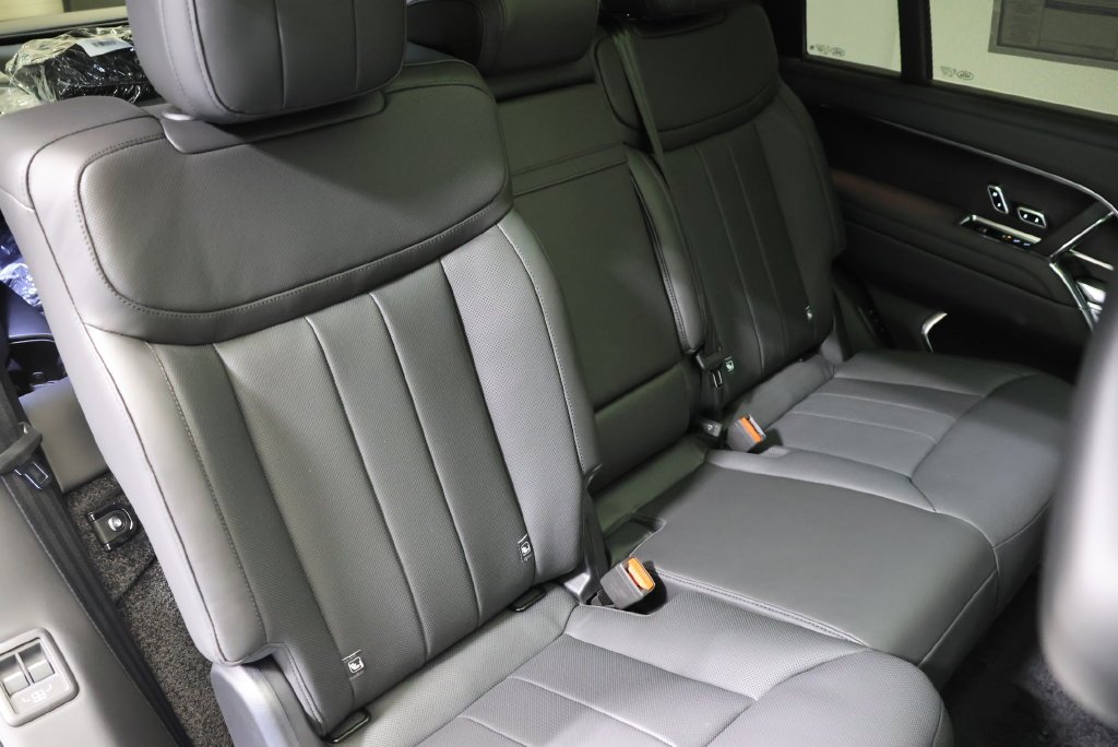 New 2027 Fuji White Land Rover SE image 45