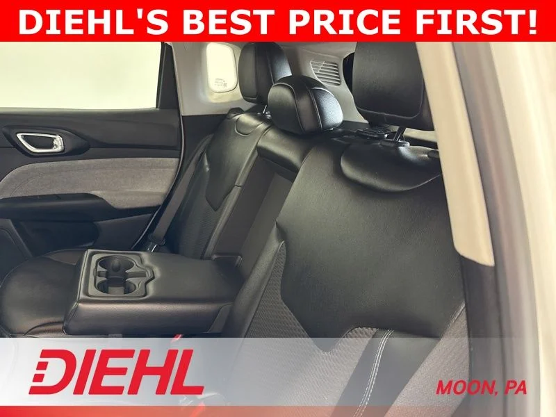 Used 2022 White Jeep Latitude image 16