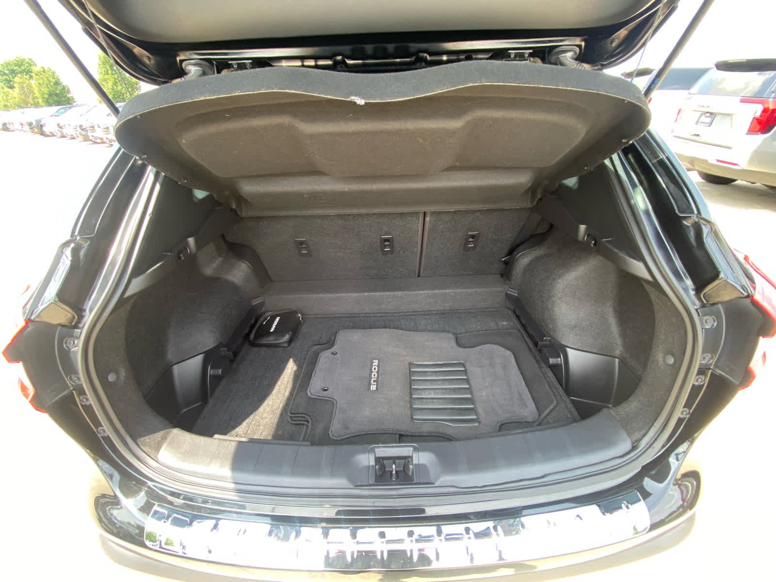 Used 2020 Black Nissan S image 22