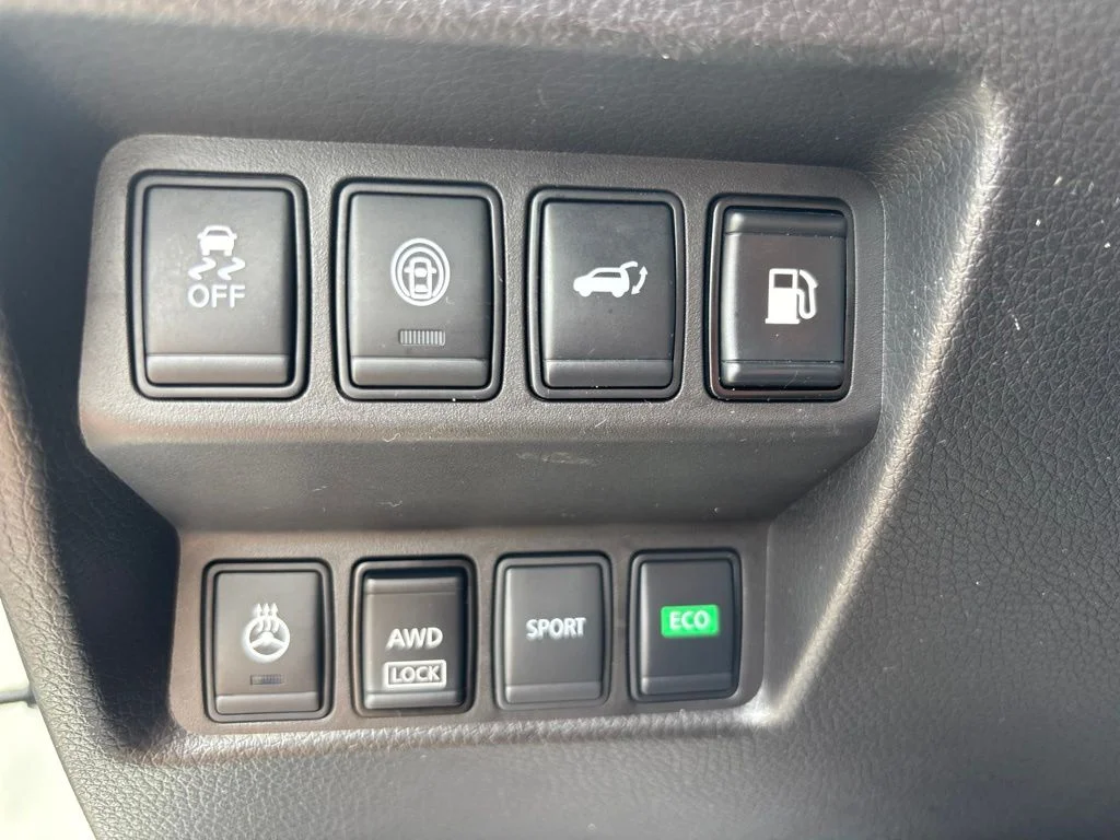 Used 2018 White Nissan SL image 21