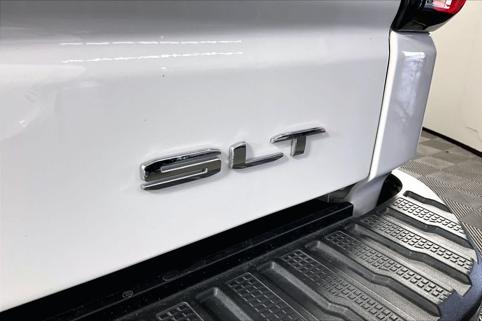 Used 2025 Summit White GMC SLT image 10