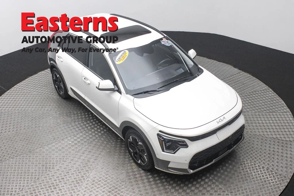 Used 2023 White Kia Wave image 3