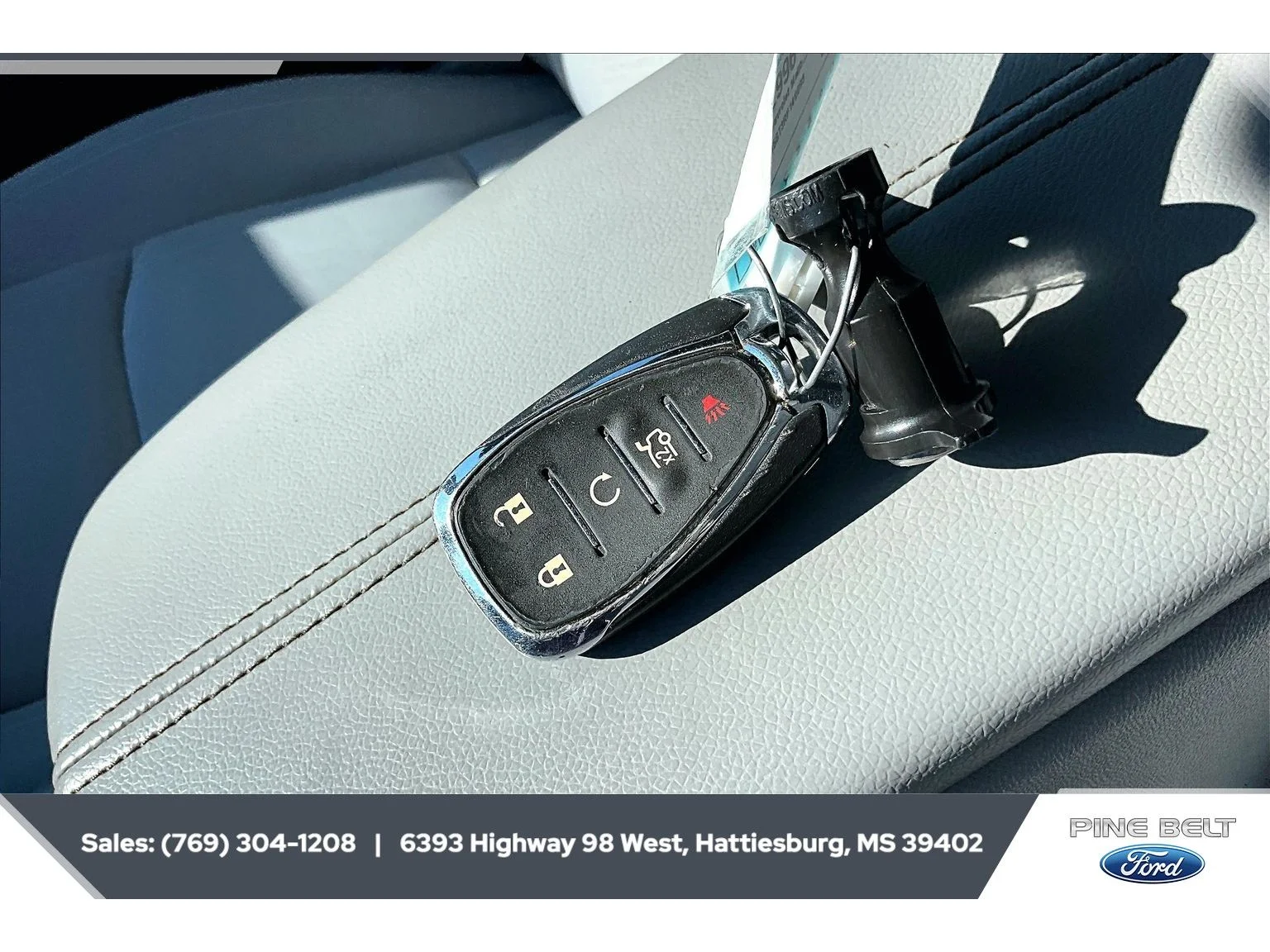 Used 2024 Lakeshore Blue Metallic Chevrolet LT image 9