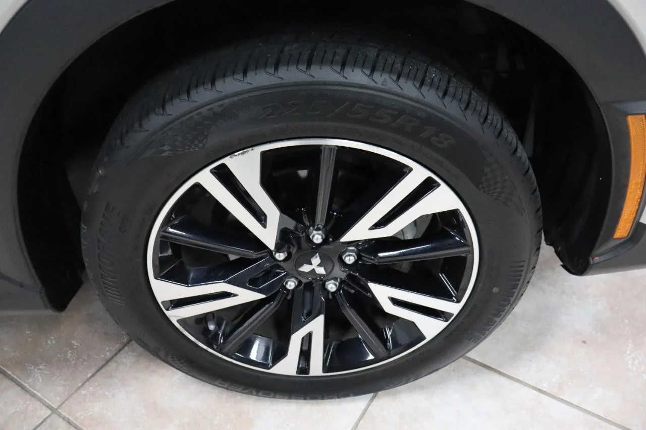 Used 2024 Alloy Silver Metallic Mitsubishi SE image 33