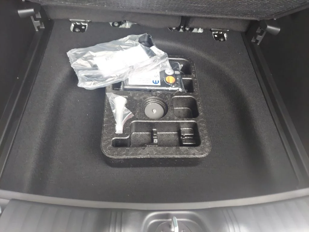 New 2026 Silver Zynith Metallic Clearcoat Jeep Latitude image 44