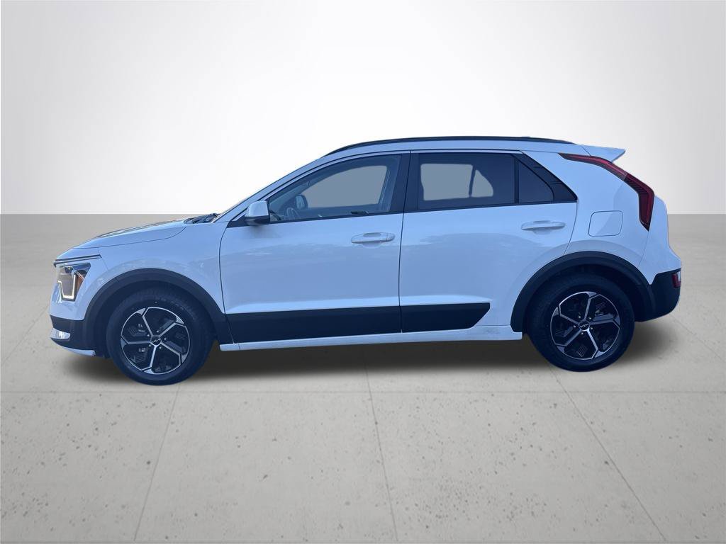 Used 2025 Snow White Pearl Kia LX image 11