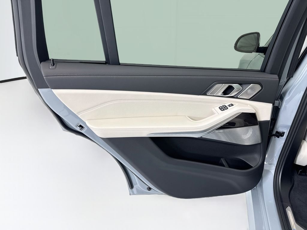 Used 2027 Gray Metallic BMW xDrive40i image 25