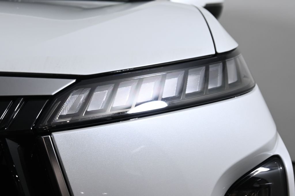 New 2026 RADIANT WHITE INFINITI Pure 4WD image 10