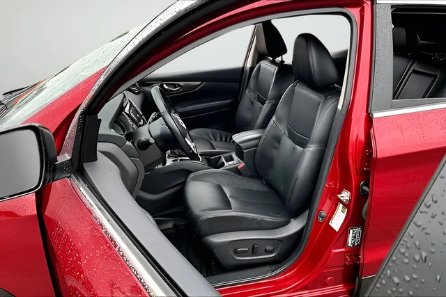 Used 2022 Red Nissan SL image 17