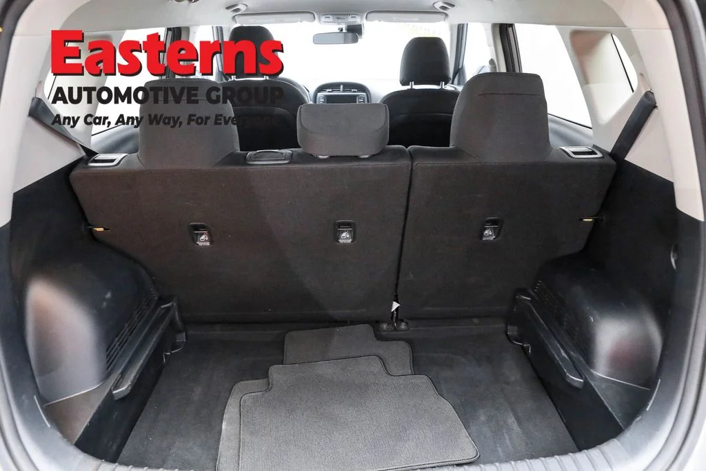 Used 2023  Kia LX image 9