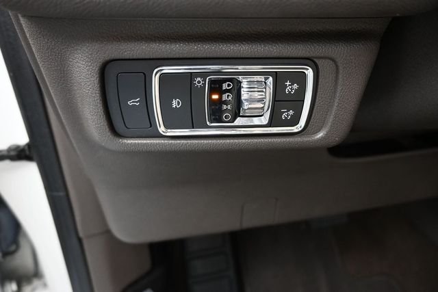 Used 2021 White Lincoln Reserve image 20