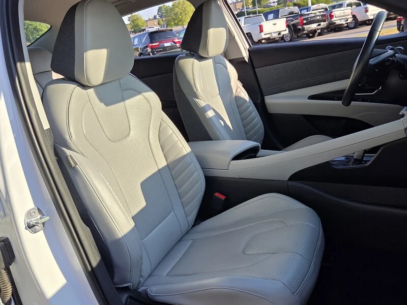 Used 2025 White HYUNDAI LIMITED image 18