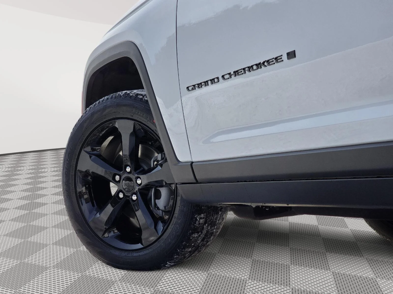 New 2026 Bright White Clear-Coat Exterior Paint Jeep Limited image 9