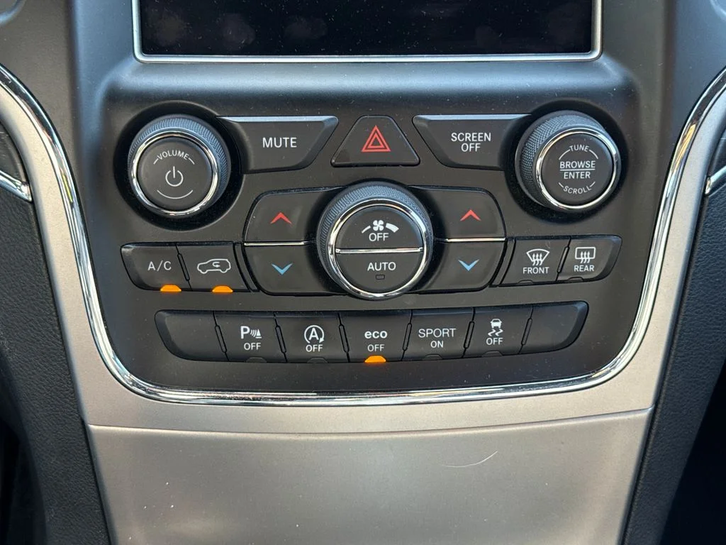 Used 2018 Bright White Clearcoat Jeep Limited image 24