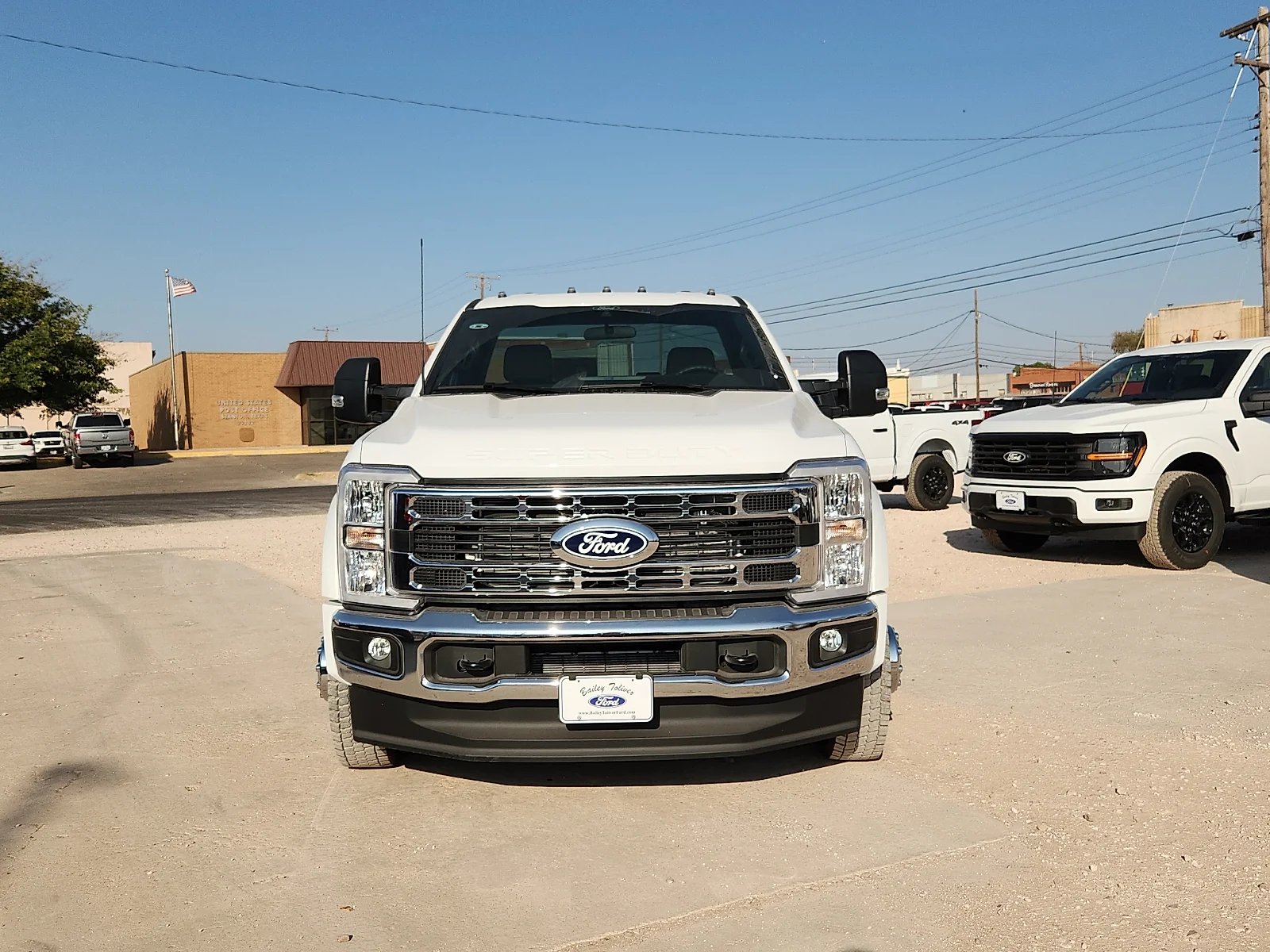 New 2027 Oxford White Ford XLT image 2
