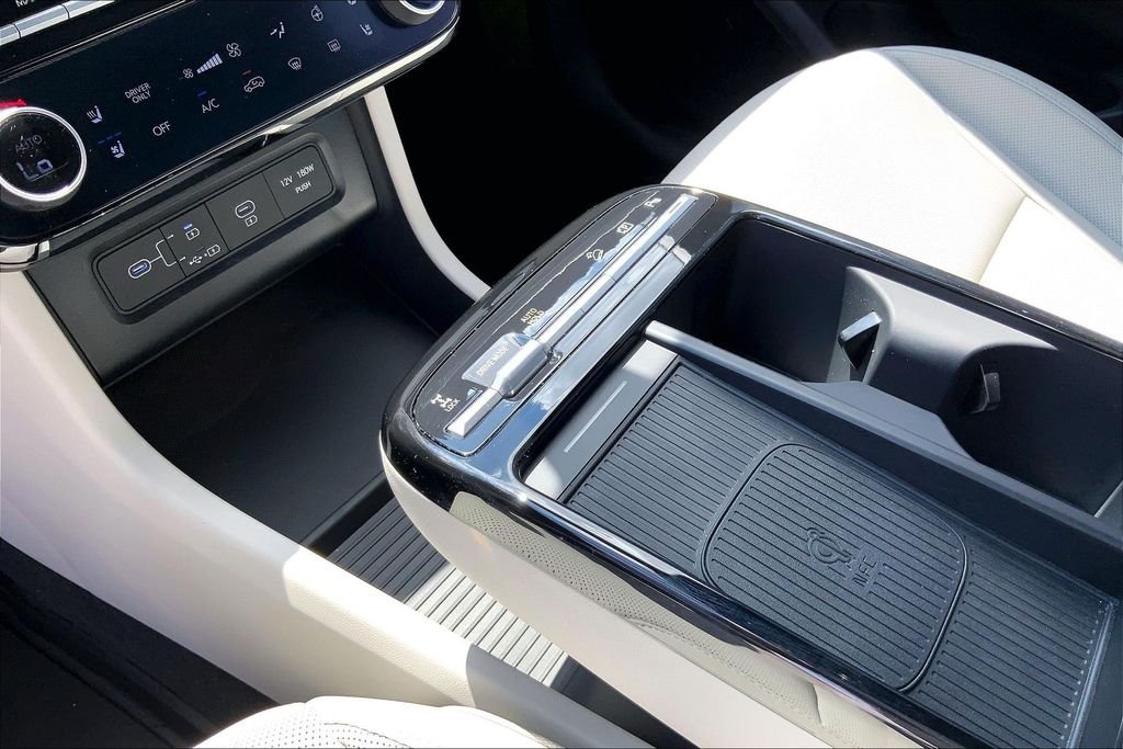 Used 2025 White Hyundai Limited image 17