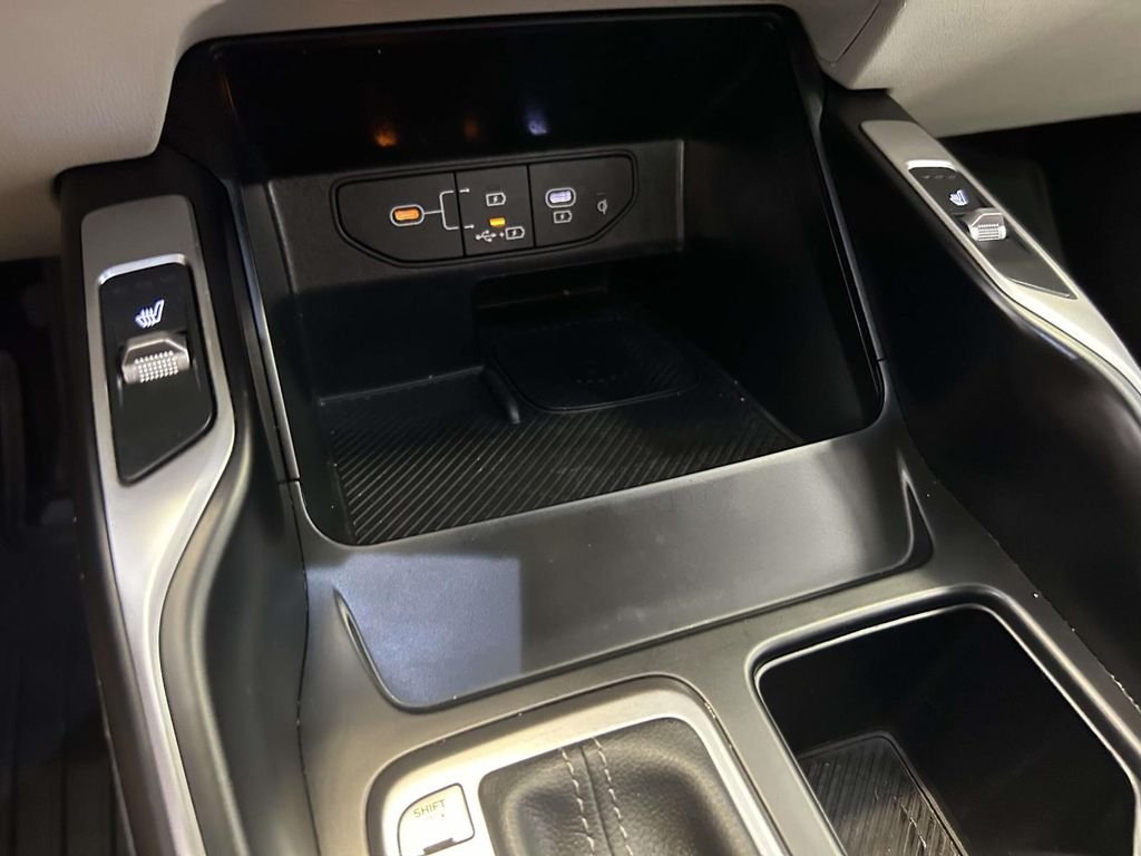 Used 2025 White Kia S image 23