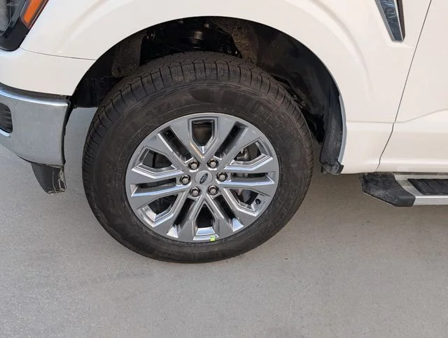 New 2025 Oxford White Ford XLT image 5