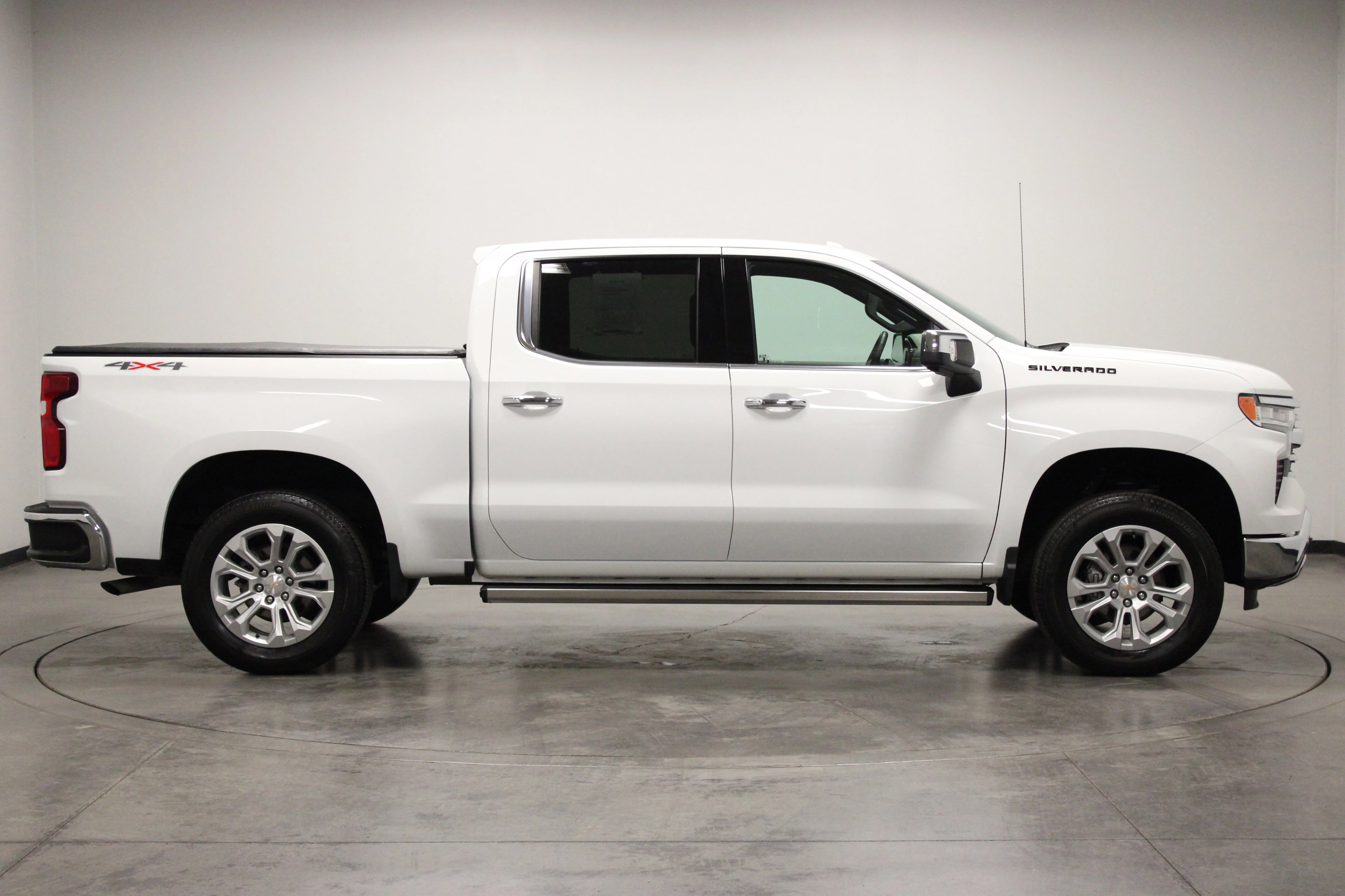 Used 2025 Summit White Chevrolet LTZ image 9