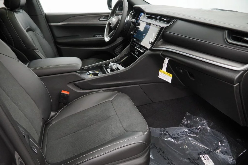 New 2026 Baltic Gray Metallic Clear-Coat Exterior Paint Jeep Laredo Altitude image 33