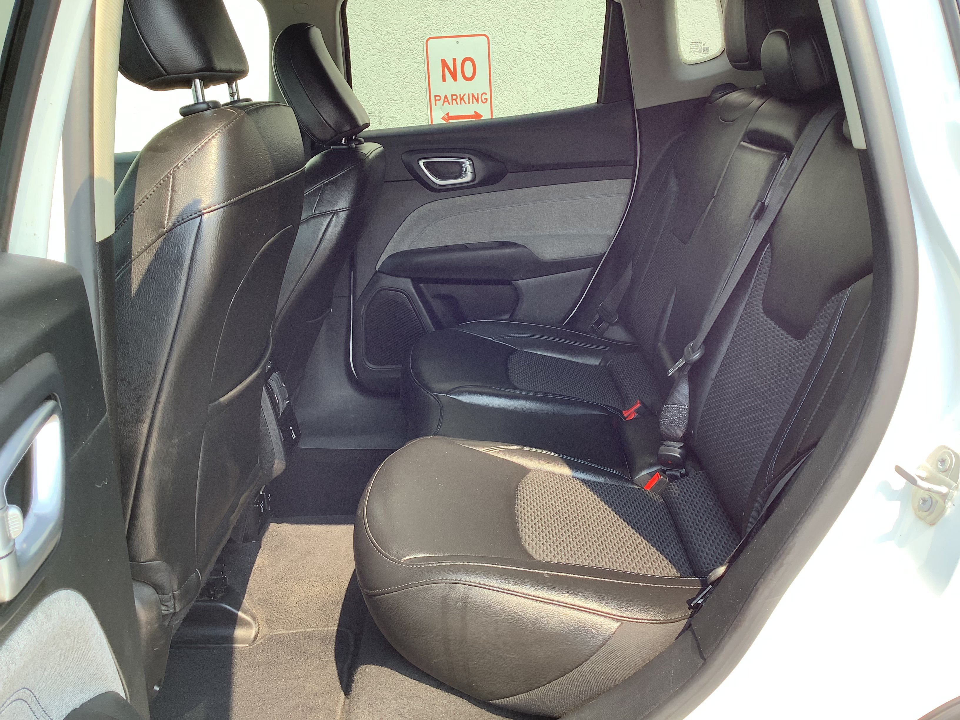 Used 2022 White Jeep Latitude image 8