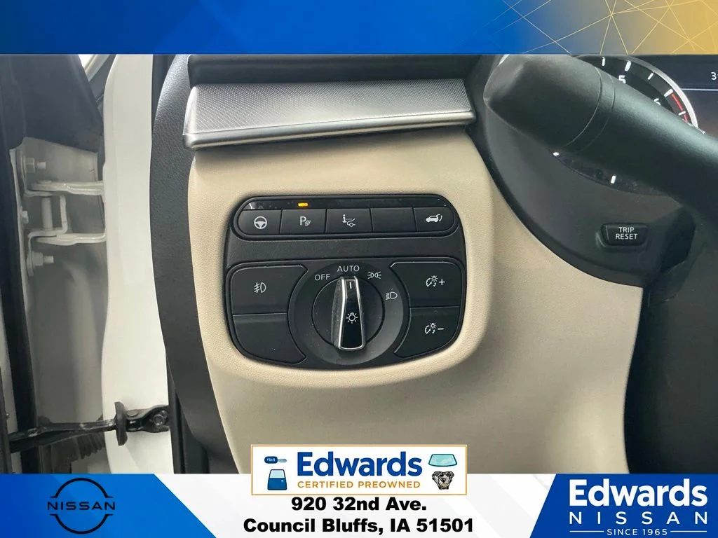 Used 2021 White INFINITI Sensory image 28