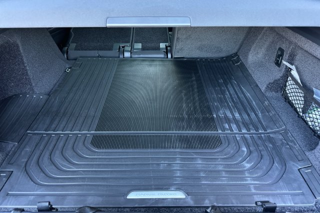 New 2027 Santorini Black Land Rover SE image 14