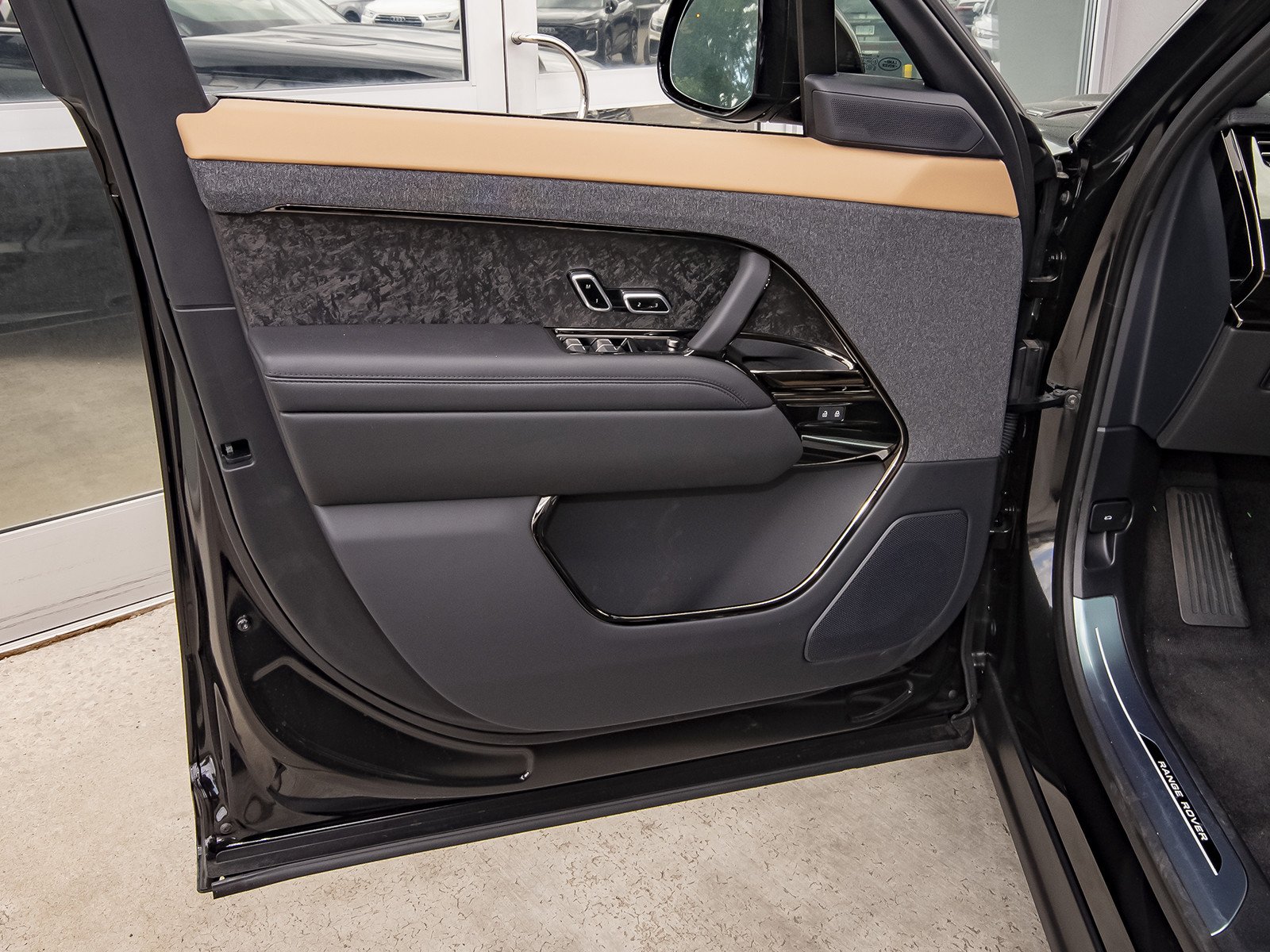 New 2026 Santorini Black Land Rover Dynamic SE image 31