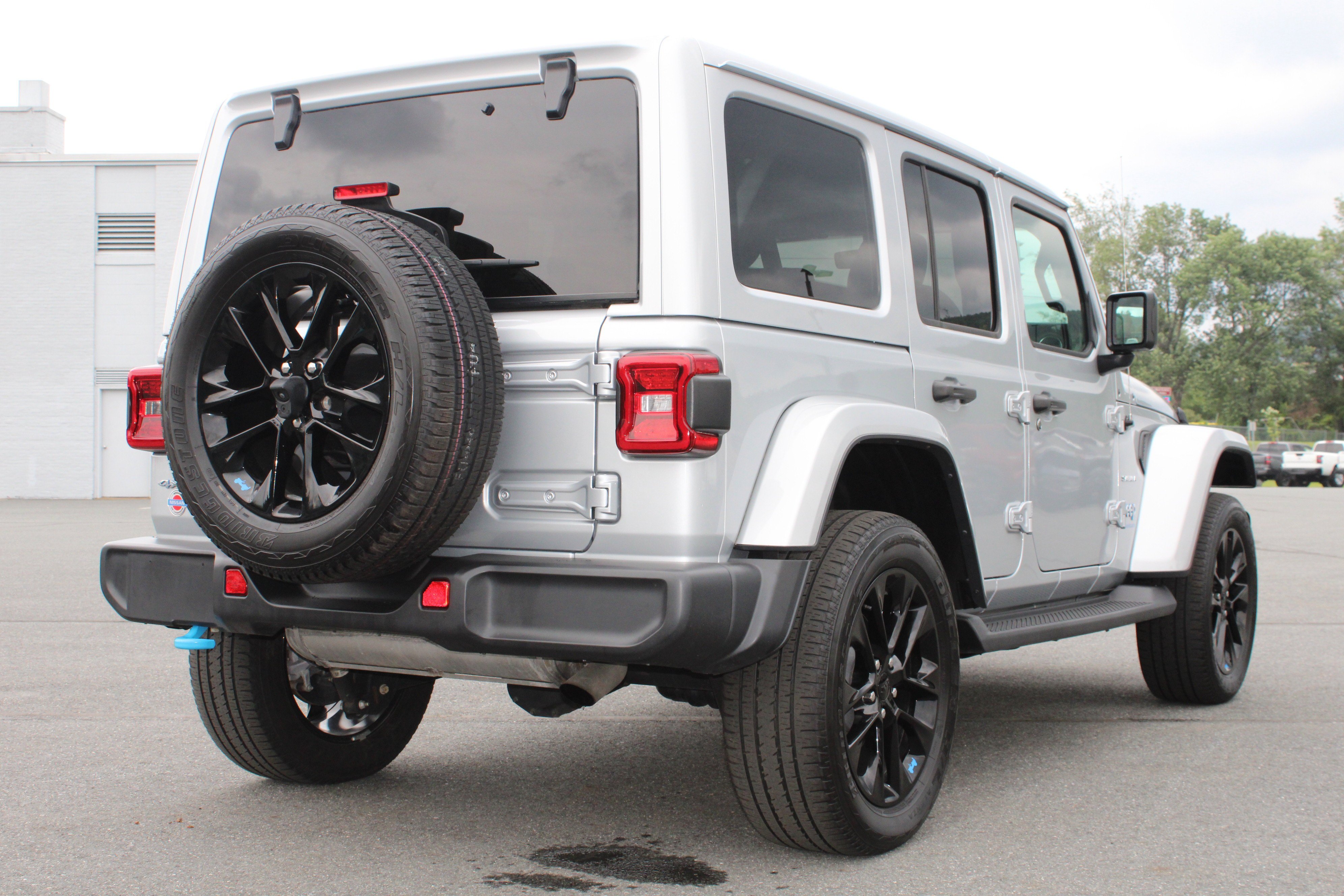 Used 2023 Silver Zynith Clearcoat Jeep Sahara image 8