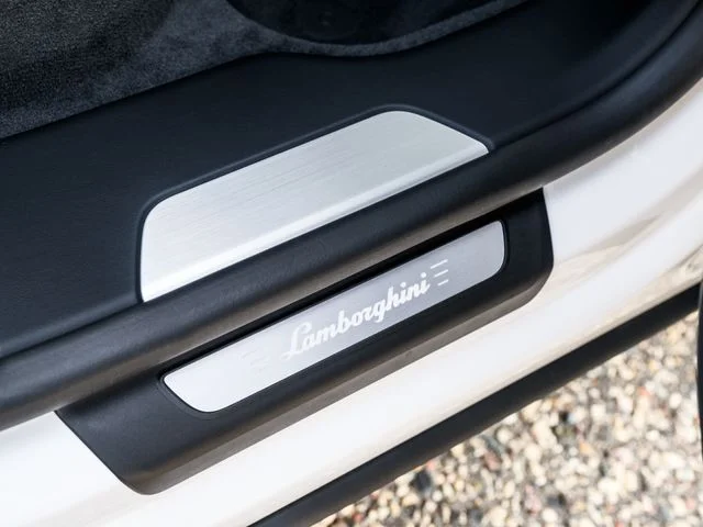 Used 2025  Lamborghini SE image 57
