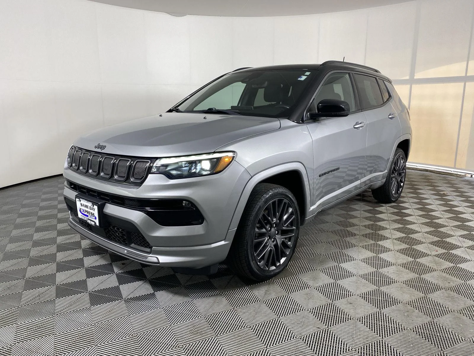 Used 2022 Billet Silver Metallic Clearcoat Jeep High Altitude image 3