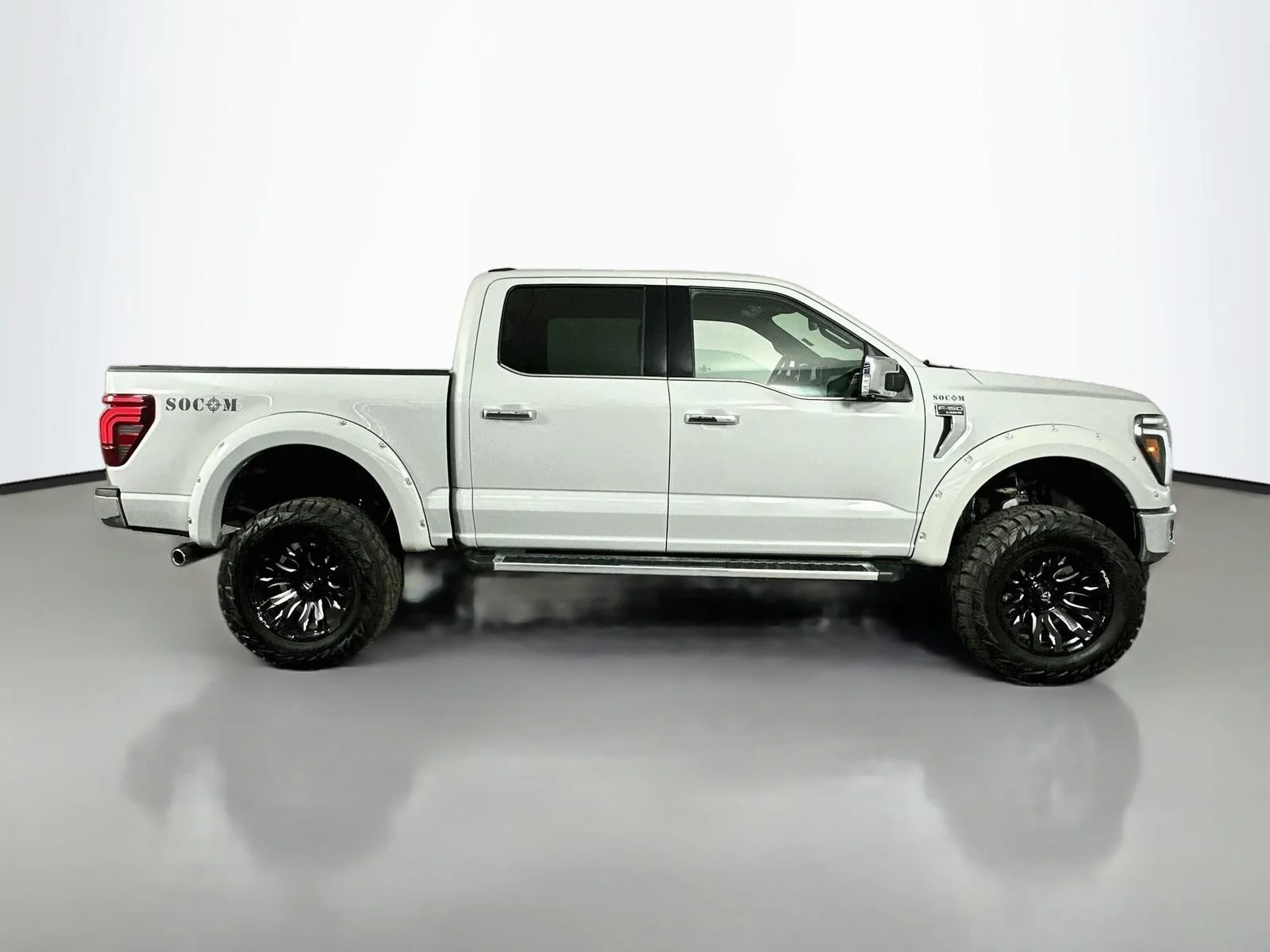 Used 2024 White Ford LARIAT image 9
