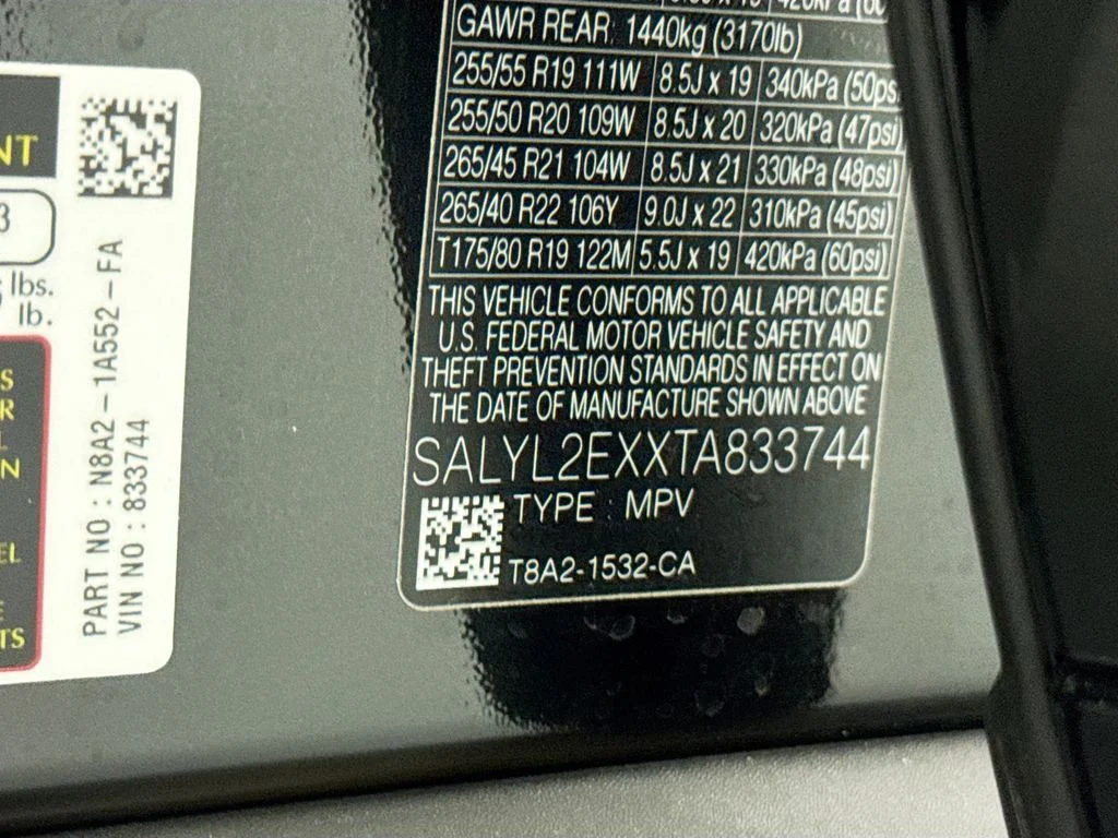 New 2026 Santorini Black Land Rover Dynamic SE image 30