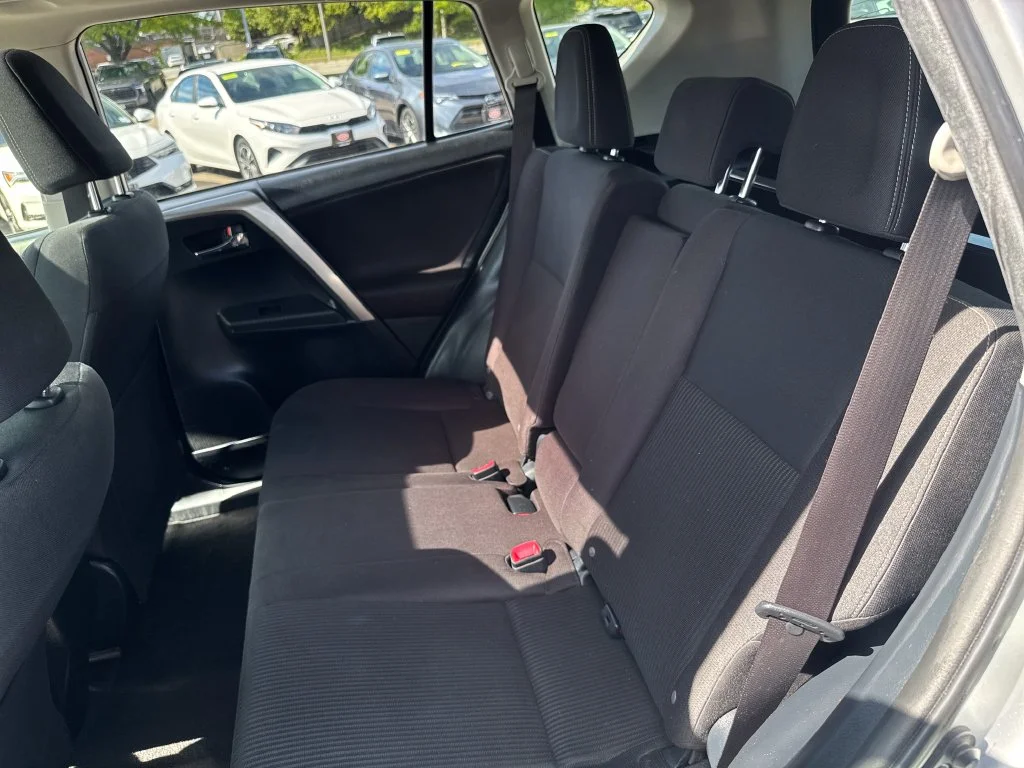 Used 2015 Silver Toyota XLE image 33