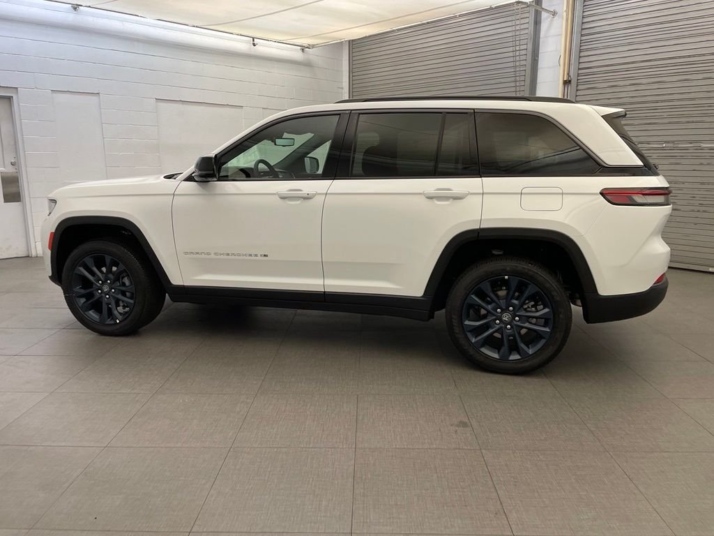 New 2026 Bright White Clear-Coat Exterior Paint Jeep  image 5