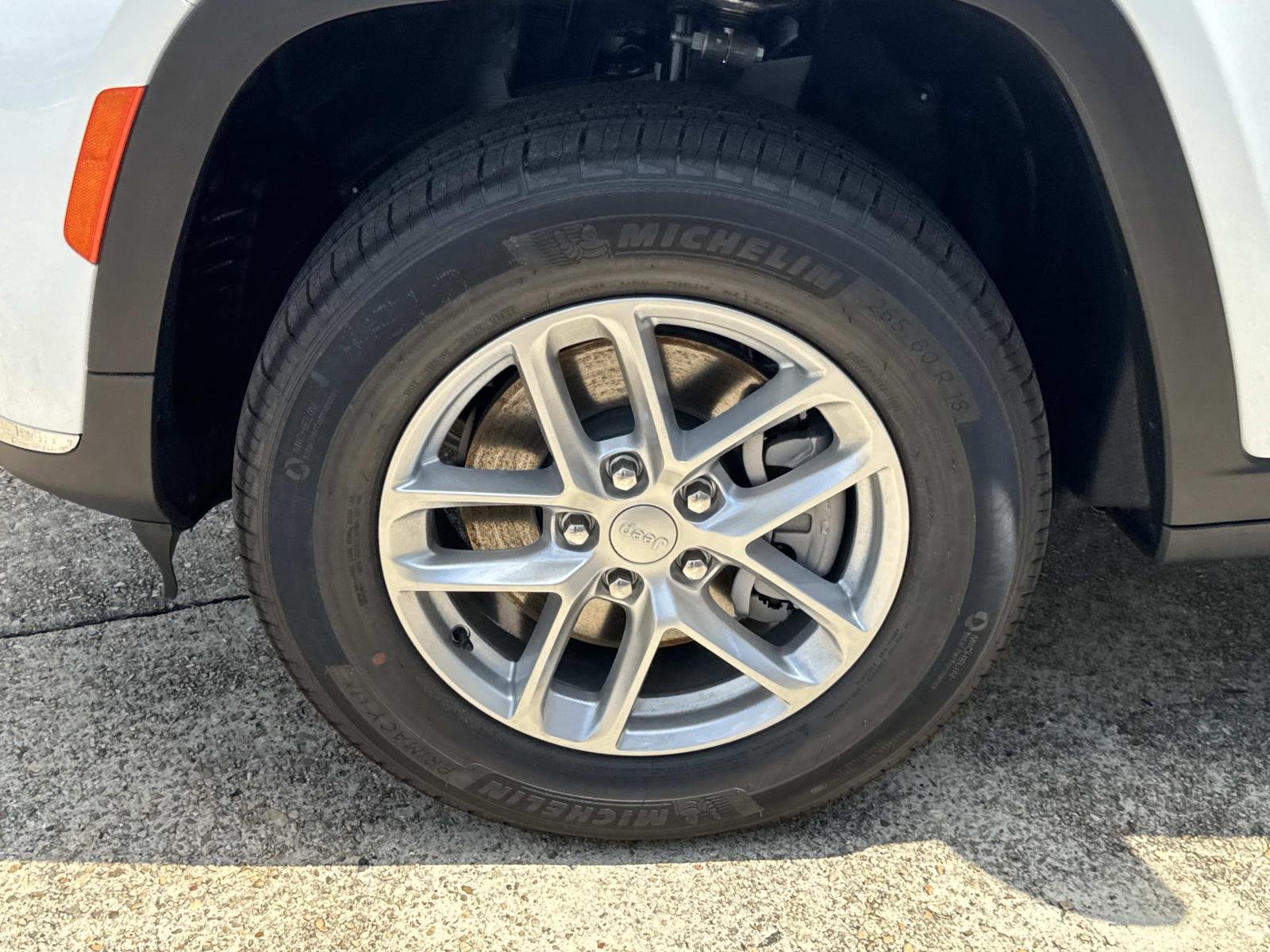 New 2026 Bright White Clear-Coat Exterior Paint Jeep Laredo X image 3