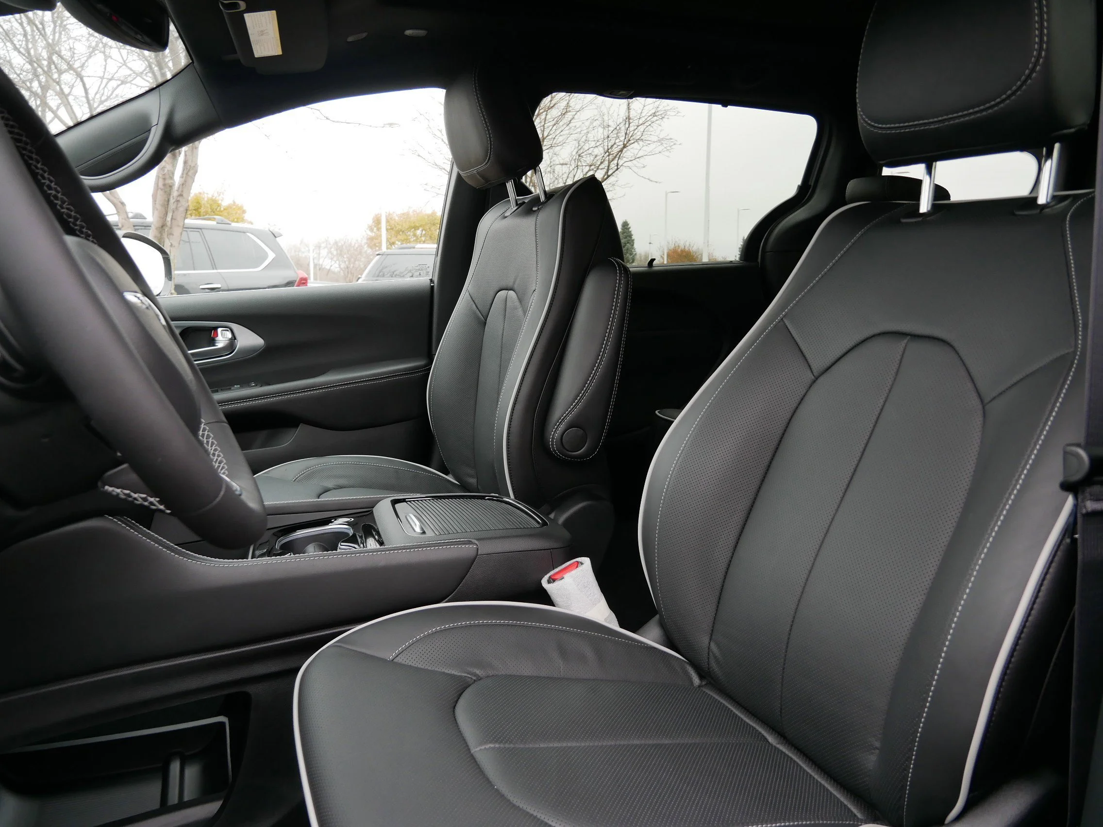 New 2026 Bright White Clear-Coat Exterior Paint Chrysler Limited image 9