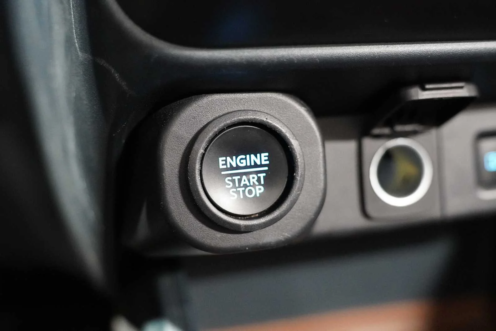 Used 2023 Carbonized Gray Metallic Ford Lariat image 19