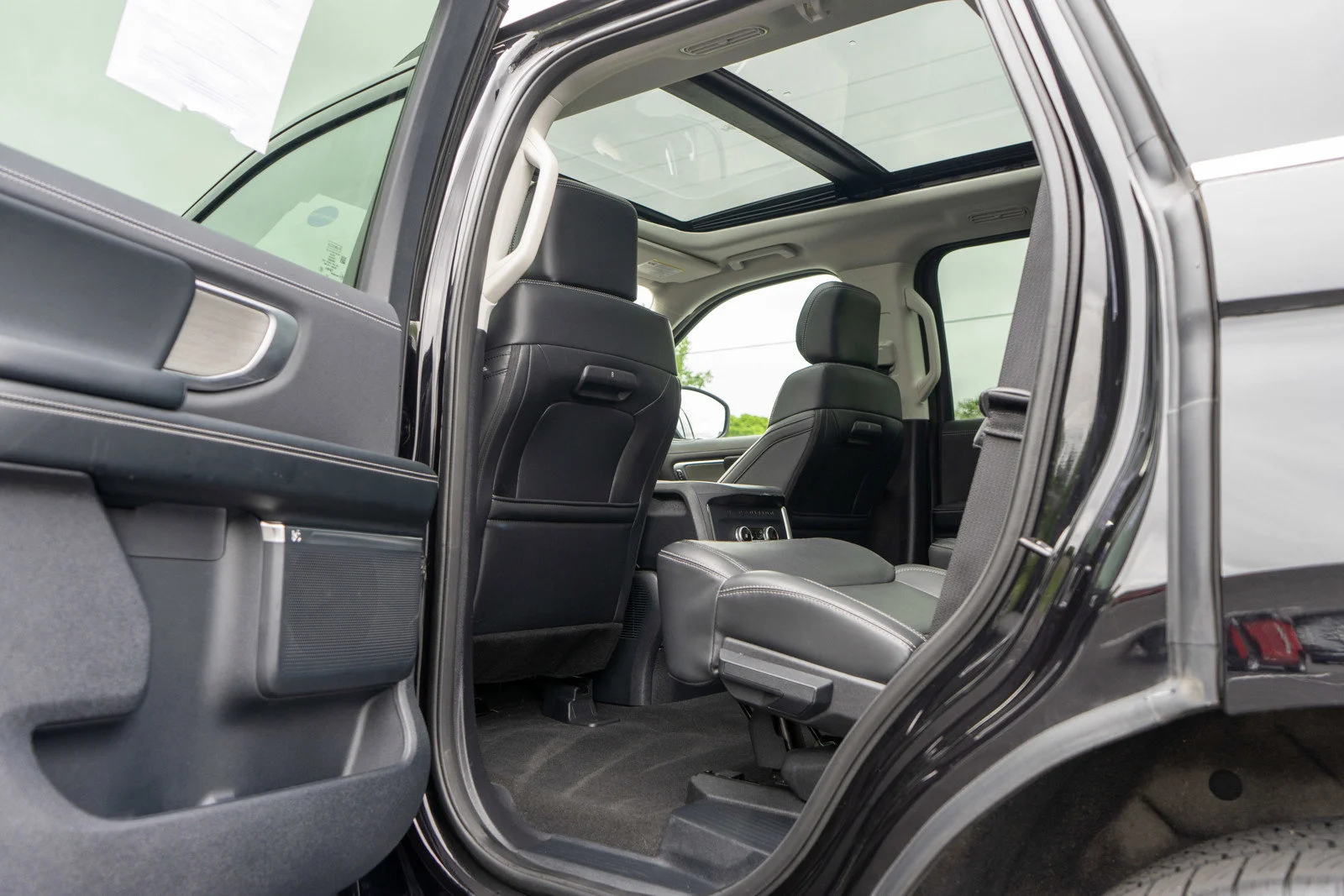 Used 2025 Black Metallic Ford Platinum image 33